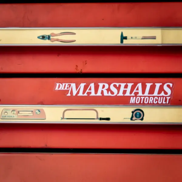 Die Marshalls Sticker Typo, weiss